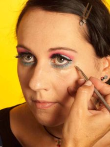 21 Katy Perry Make up Look schminken Concealer 1 225x300 Katy Perry Make up Look Schminkanleitung