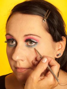22 Katy Perry Make up Look schminken Concealer 2 225x300 Katy Perry Make up Look Schminkanleitung