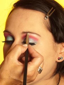 23 Katy Perry Make up Look schminken Highlighter 225x300 Katy Perry Make up Look Schminkanleitung