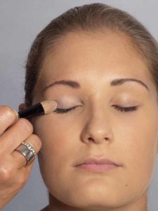 Sylvie van der Vaart Make up Lidschatten Base 1 08 Sylvie van der Vaart Make up Lidschatten Base 1 225x300 Sylvie van der Vaart Make up Schminkanleitung