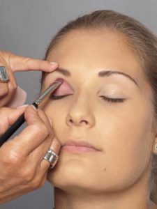Sylvie van der Vaart Make up - Lidschatten 1 10 Sylvie van der Vaart Make up Lidschatten 1 225x300 Sylvie van der Vaart Make up Schminkanleitung