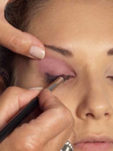 Sylvie van der Vaart Make up Wimpernrand 2 14 Sylvie van der Vaart Make up Wimpernrnrand 2 225x300 Sylvie van der Vaart Make up Schminkanleitung