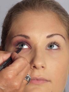 Sylvie van der Vaart Make up - Unterer Wimpernrnand 1 16 Sylvie van der Vaart Make up Unterer Wimpernrnand 1 225x300 Sylvie van der Vaart Make up Schminkanleitung