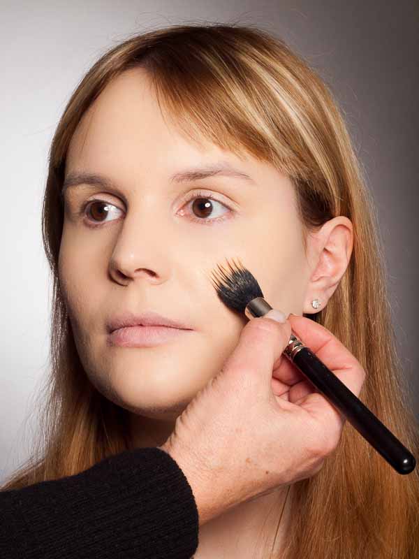 Grüner Lidschatten Look für alle Gelegenheiten - Grundierung 002 Grüner Lidschatten Look für alle Gelegenheiten Grundierung Grüner Lidschatten Look Schminkanleitung