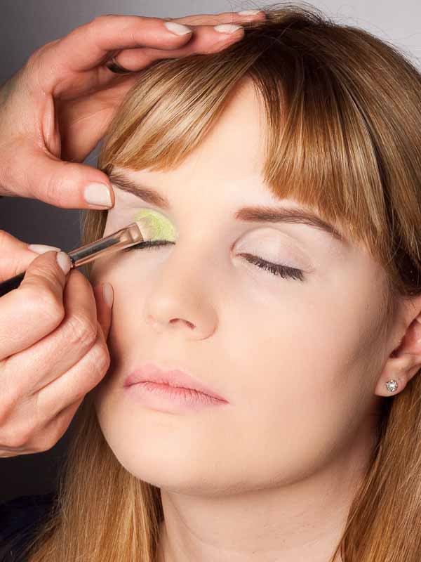 Grüner Lidschatten Look für alle Gelegenheiten - heller grüner Lidschatten 1 008 Grüner Lidschatten Look für alle Gelegenheiten heller grüner Lidschatten 1 Grüner Lidschatten Look Schminkanleitung