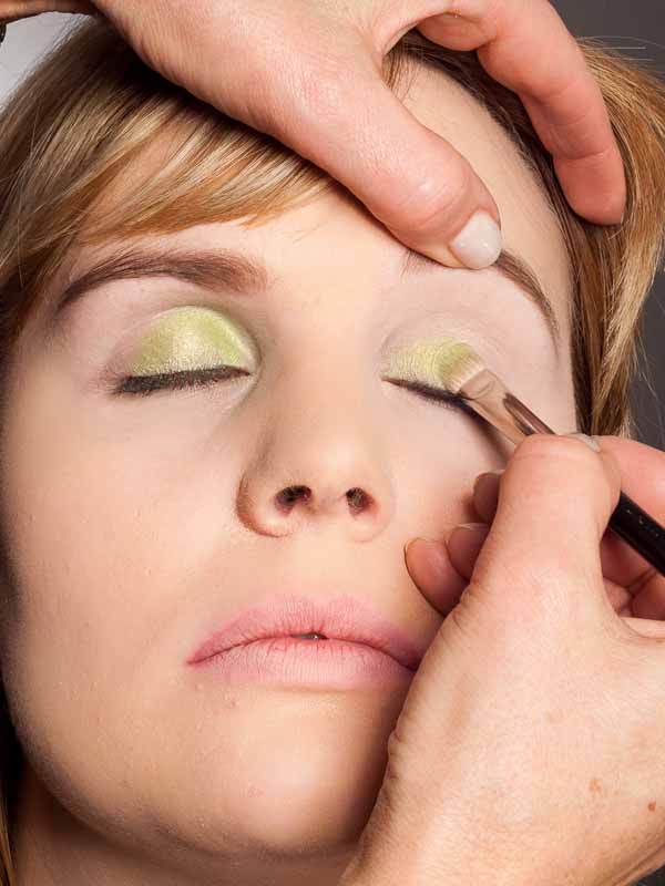 Grüner Lidschatten Look für alle Gelegenheiten - heller grüner Lidschatten 2 009 Grüner Lidschatten Look für alle Gelegenheiten heller grüner Lidschatten 2 Grüner Lidschatten Look Schminkanleitung