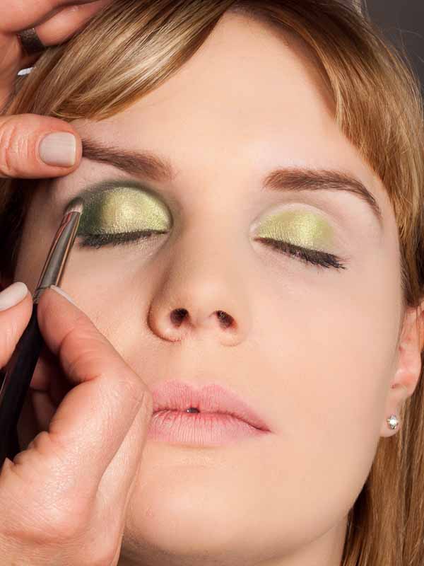 Grüner Lidschatten Look für alle Gelegenheiten - dunkler grüner Lidschatten 1 010 Grüner Lidschatten Look für alle Gelegenheiten dunkler grüner Lidschatten 1 Grüner Lidschatten Look Schminkanleitung