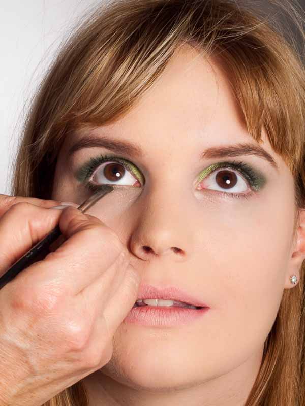 Grüner Lidschatten Look für alle Gelegenheiten - Unteres Augenlid 1 012 Grüner Lidschatten Look für alle Gelegenheiten Unteres Augenlid 1 Grüner Lidschatten Look Schminkanleitung