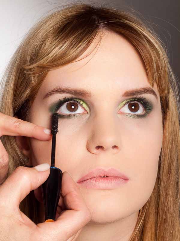Grüner Lidschatten Look für alle Gelegenheiten - Wimpern tuschen 2 017 Grüner Lidschatten Look für alle Gelegenheiten Wimpern tuschen 2 Grüner Lidschatten Look Schminkanleitung