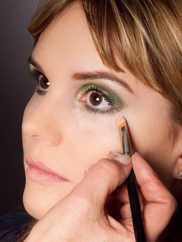 Grüner Lidschatten Look für alle Gelegenheiten - Concealer 2 021 Grüner Lidschatten Look für alle Gelegenheiten Concealer 2 Grüner Lidschatten Look Schminkanleitung