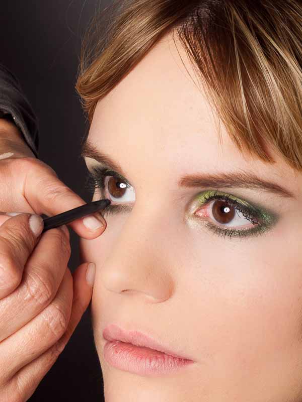 Grüner Lidschatten Look für alle Gelegenheiten - Kajal 1 022 Grüner Lidschatten Look für alle Gelegenheiten Kajal 1 Grüner Lidschatten Look Schminkanleitung