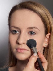 Aktueller Smokey Eyes Look - Puder 04 Aktueller Smokey Eyes Look Puder 225x300 Aktueller Smokey Eyes Look Schminkanleitung
