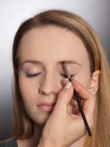 Aktueller Smokey Eyes Look - Augenbrauen 1 05 Aktueller Smokey Eyes Look Augenbrauen 1 225x300 Aktueller Smokey Eyes Look Schminkanleitung
