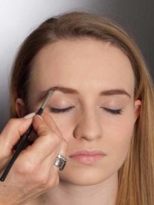 Aktueller Smokey Eyes Look - Augenbrauen 2 06 Aktueller Smokey Eyes Look Augenbrauen 2 225x300 Aktueller Smokey Eyes Look Schminkanleitung