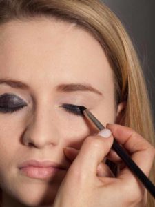 Aktueller Smokey Eyes Look - Erster dunkler Lidschatten 2 10 Aktueller Smokey Eyes Look Erster dunkler Lidschatten 2 225x300 Aktueller Smokey Eyes Look Schminkanleitung