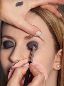 Aktueller Smokey Eyes Look - Lidschatten dunkler Grauton 2 13 Aktueller Smokey Eyes Look Lidschatten dunkler Grauton 2 225x300 Aktueller Smokey Eyes Look Schminkanleitung