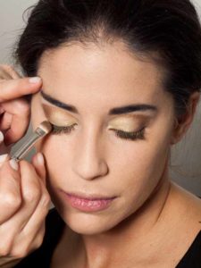 Golden Eyes Look für alle Gelegenheiten - dunklerer Lidschatten 3 13 Golden Eyes Look für alle Gelegenheiten dunklerer Lidschatten 3 225x300 Golden Eyes Look zu allen Gelegenheiten Schminkanleitung