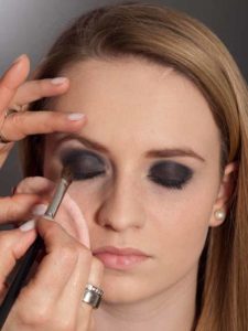 Aktueller Smokey Eyes Look - Lidschatten verblenden 2 17 Aktueller Smokey Eyes Look Lidschatten verblenden 2 225x300 Aktueller Smokey Eyes Look Schminkanleitung