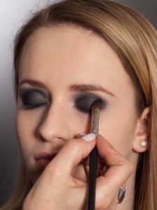 Aktueller Smokey Eyes Look - Lidschatten verblenden 3 18 Aktueller Smokey Eyes Look Lidschatten verblenden 3 225x300 Aktueller Smokey Eyes Look Schminkanleitung