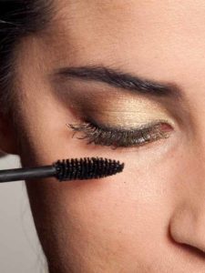 Golden Eyes Look für alle Gelegenheiten - Wimpern tuschen 1 18 Golden Eyes Look für alle Gelegenheiten Wimpern tuschen 1 225x300 Golden Eyes Look zu allen Gelegenheiten Schminkanleitung