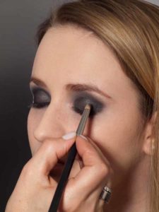 Aktueller Smokey Eyes Look Highlighter auf den Lidern 1 20 Aktueller Smokey Eyes Look Highlighter auf den Lidern 1 225x300 Aktueller Smokey Eyes Look Schminkanleitung