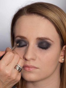 Aktueller Smokey Eyes Look Highlighter auf den Lidern 2 21 Aktueller Smokey Eyes Look Highlighter auf den Lidern 2 225x300 Aktueller Smokey Eyes Look Schminkanleitung