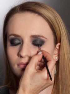 Aktueller Smokey Eyes Look - Wimpernrand 2 23 Aktueller Smokey Eyes Look Wimpernrand 2 225x300 Aktueller Smokey Eyes Look Schminkanleitung