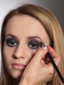 Aktueller Smokey Eyes Look - Highlighter 1 24 Aktueller Smokey Eyes Look Highlighter 1 225x300 Aktueller Smokey Eyes Look Schminkanleitung