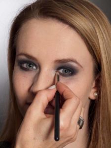 Aktueller Smokey Eyes Look - Highlighter 2 25 Aktueller Smokey Eyes Look Highlighter 2 225x300 Aktueller Smokey Eyes Look Schminkanleitung