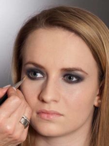 Aktueller Smokey Eyes Look - Concealer 2 27 Aktueller Smokey Eyes Look Concealer 2 225x300 Aktueller Smokey Eyes Look Schminkanleitung