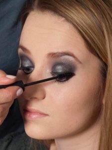 Aktueller Smokey Eyes Look - Wimpern tuschen 1 28 Aktueller Smokey Eyes Look Wimpern tuschen 1 225x300 Aktueller Smokey Eyes Look Schminkanleitung