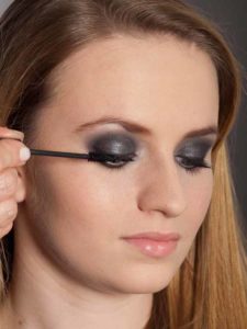 Aktueller Smokey Eyes Look - Wimpern tuschen 2 29 Aktueller Smokey Eyes Look Wimpern tuschen 2 225x300 Aktueller Smokey Eyes Look Schminkanleitung