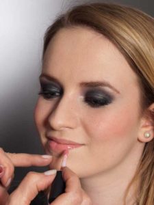 Aktueller Smokey Eyes Look - Lippen 1 34 Aktueller Smokey Eyes Look Lippen 1 225x300 Aktueller Smokey Eyes Look Schminkanleitung