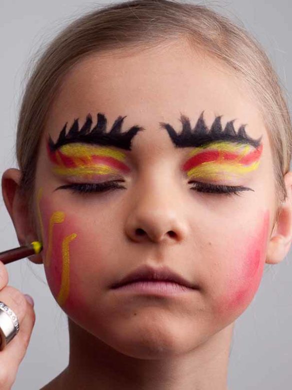 Teufel schminken » Schminkanleitung & Kostüm für Groß und Klein