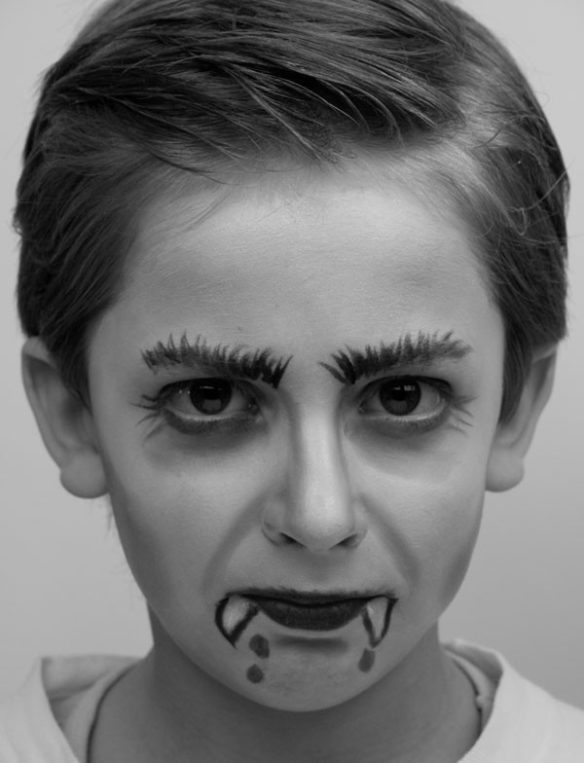 Dracula | Vampir schminken Kinder & Erwachsene » Schminkanleitung