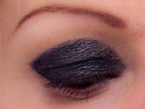 Smokey Eyes für jeden Anlass - Lidschatten oben