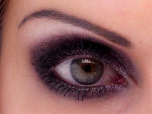 Smokey Eyes Augen Make Up - Wimpern tuschen