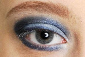 Blaues Smokey Eyes - Lidfalte schattieren