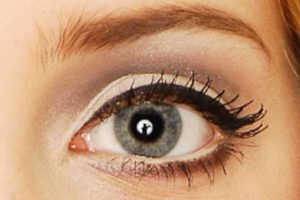 Highlighter u. weißer Kajalstrich Highlighter u. weißer Kajalstrich