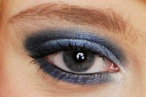 Ein Smokey Eye Effekt In Blauen Nuancen Und Weiss Make Up