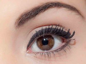 Eyeliner auf dem oberen Lid; Kajal am unteren Wimpernkranz