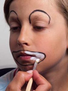 Kinderschminken Clown - Mund und Augenflächen ausfüllen 1