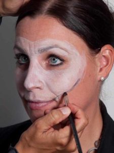 Zombie für Halloween schminken - Maske begrenzen 1