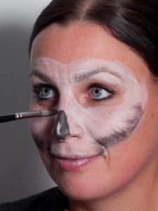 Zombie für Halloween schminken - Nase