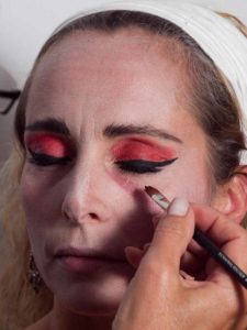 Vampir-Lady für Halloween schminken - Untere Augenränder 1