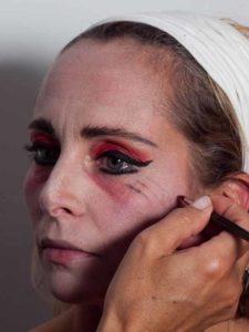 Vampir-Lady für Halloween schminken - Untere Augenränder 2