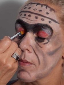 Frankenstein für Halloween schminken - Effekte im Gesicht 2