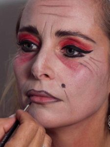 Vampir-Lady für Halloween schminken - Schönheitsfleck