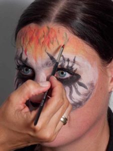 Zombie für Halloween schminken - Stirn 2