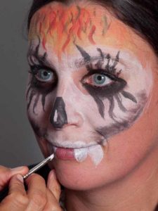 Zombie für Halloween schminken - Zähne 1
